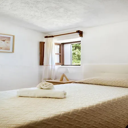 Hillside With Pool For 5
